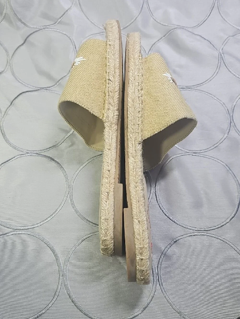 Jewel Badgley Mischka Beige Embroidered Flower Espadrille Slide Mules Kyrene G7